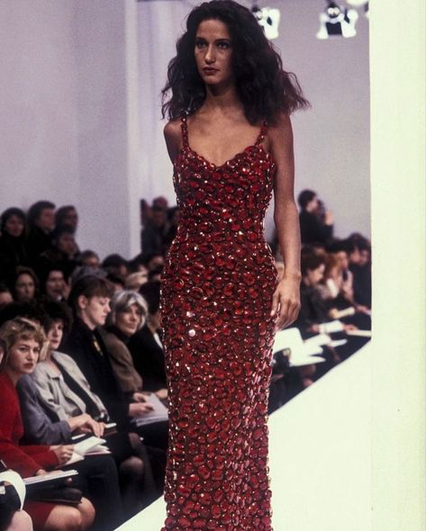 #jewels #rubies #dress #runway #model Dolce And Gabbana Dress Couture, Red Runway Fashion, Marpessa Hennink, Dolce And Gabbana Runway, 90s Runway Fashion, Runway Fashion Couture, Vintage Runway, 90s Models, Dolce Gabbana Dress