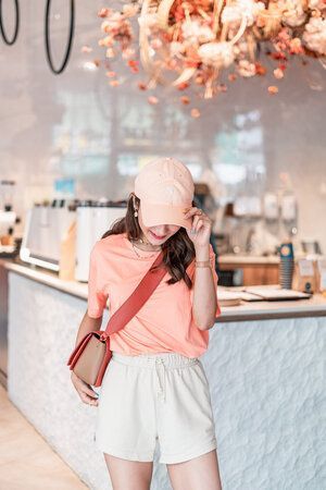 Becoming Carmen – spring outfit OOTD, coral pink tee, zara cream drawstring sweat shorts, New Era peach cap, CELINE red brown Frame, beaded floral necklace, Converse white rubber All Star sneakers Pink Tee Shirt, Dior Lip Glow, All Star Sneakers, Neon Colours, Cool Skin Tone, Converse White, New Era 9forty, Brown Frame, Loose Tees