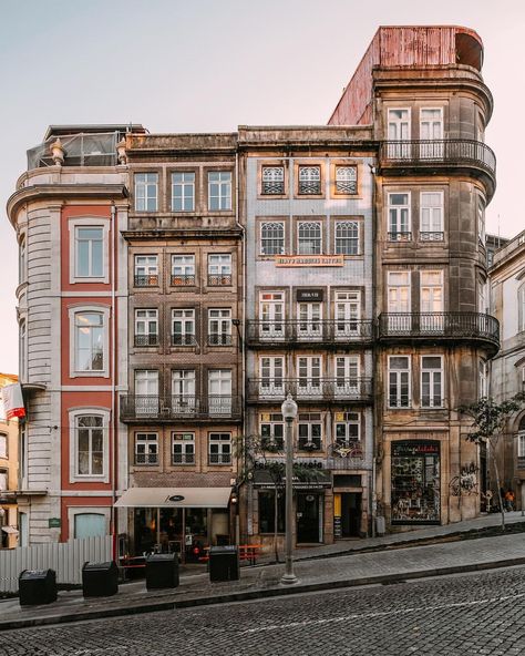 Apartment Building Exterior, Porto Portugal, Building Facade, Traditional Architecture, Wow Art, Apartment Building, Beautiful Buildings, Architecture Building, Pretty Places