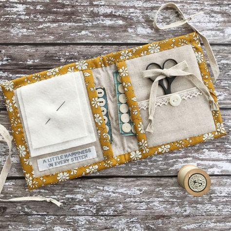 Quilted Needle Book, Huswife Sewing Kit, Sewing Needle Book, Needle Books Pattern Ideas, Needle Book Pattern Free, Sewing Needle Storage, Diy Sewing Kit, Sewing Patchwork, Sewing Case