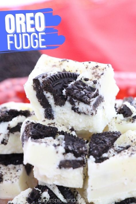 Cookies and cream fudge only requires 6 ingredients and takes less than 10 minutes to whip up, resulting in a rich, decadent marshmallow fudge with a profound cookies and cream flavor. It's perfect for cookie exchanges or gifting to friends. Oreo Fudge Recipe, Marshmallow Fudge Recipe, Cookies And Cream Fudge, Marshmallow Fudge, Cookie And Cream Cupcakes, Fudge Dessert, Cream Fudge, Fudge Ingredients, Oreo Fudge