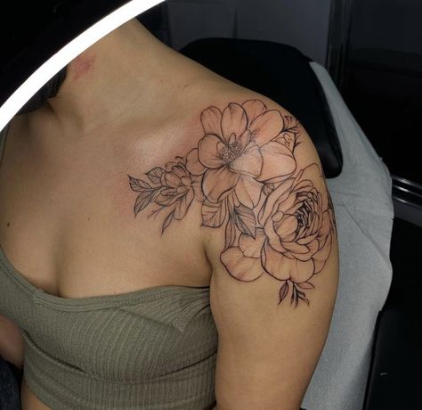 Shoulder Clavicle Tattoo For Women, Right Shoulder Tattoo For Women, Red Flower Tattoos, Pink Rose Tattoos, Small Shoulder Tattoos, Black Girls With Tattoos, Small Flower Tattoos, Flower Tattoo Shoulder, Tattoos For Black Skin