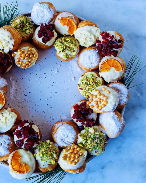 This Profiterol wreath is done in minutes and such a showstopper on your Christmas table ;-) Profiterole Christmas Wreath, Christmas Choux Wreath, Profiteroles Wreath, Christmas Profiteroles, Savory Profiteroles, Dessert Wreath, Christmas Wreath Dessert, Donut Wreath, Christmas Pastry