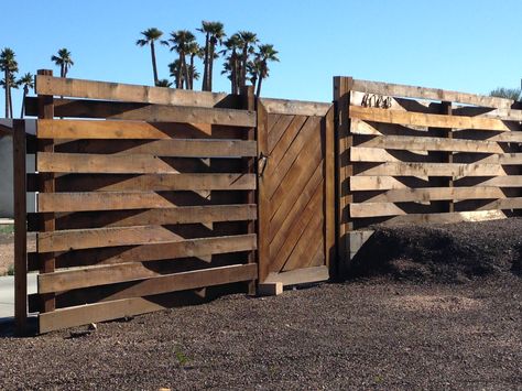 modern woven wood fence Modern Wood Fence, Diy Backyard Fence, Diy Privacy Fence, Wood Privacy Fence, Wood Fence Design, Privacy Fence Designs, Fence Styles, Patio Fence, Diy Fence