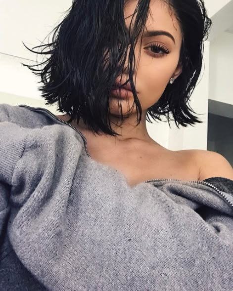 When it comes to metamorphic hair, Kylie Jenner is the queen of the trompe l’oeil quick-change. Brunette Bob Haircut, Kily Jenner, Jenner Hair, Look Kylie Jenner, Kylie Jenner Hair, Looks Kylie Jenner, Celebrity Short Hair, Estilo Kylie Jenner, Brunette Bob