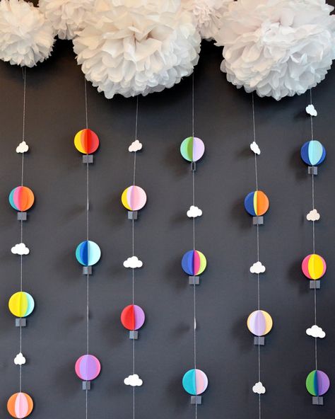 Hot Air Balloon Party Decor, Balloon Strands, Hot Air Balloon Classroom Theme, Diy Party Photo Booth, Circle Window, Hot Air Balloon Party, Anniversaire Diy, Baby Shower Photo Booth, Balloon Party