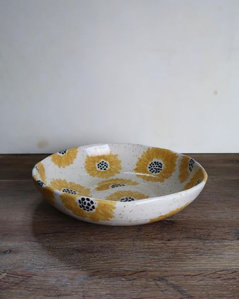 Sunflower Ceramic Bowl, Sunflower Bowl Pottery, Sunflower Mug Painting, Sunflower Pottery Painting, Sunflower Pottery, Pottery Sunflower, Sunflower Ceramic, Clay Cafe, Ceramic Cafe