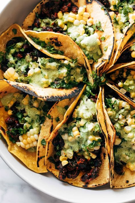 Smoky Beans & Greens Tacos with Aji Verde Recipe - Pinch of Yum Tacos Vegetarian, Quick Vegetarian Dinner, Charred Corn, Pinch Of Yum, Verde Recipe, Vegetarian Tacos, Green Sauce, Vegetarian Dinners, Corn Tortillas