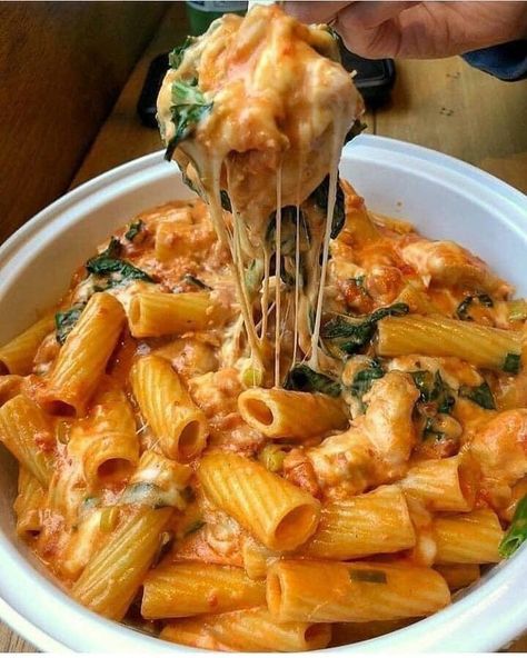 Pasta con salsa napolitana, queso mozzarella y albahaca | Cocina Rigatoni Fiorentina, India Food, Nyc Food, Good Eat, Think Food, Idee Pasto Sano, Rigatoni, Food Goals, Biryani