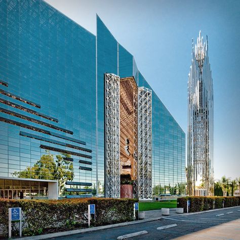 Gallery of AD Classics: The Crystal Cathedral / Philip Johnson - 6 Philip Johnson Architecture, Phillip Johnson, 3 Point Perspective, Lost Angel, Crystal Cathedral, Daniel Libeskind, Traditional Japanese House, Philip Johnson, Rem Koolhaas