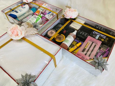 Indian Pakistani bridal cosmetic hamoer idea Wedding Cosmetics Packing Ideas, Makeup Packing Ideas For Wedding, Small Diy Gifts, Wedding Gift Pack, Bridal Gift Wrapping Ideas, Packing Ideas, Wedding Gifts Packaging, Cosmetic Box, Gift Packing