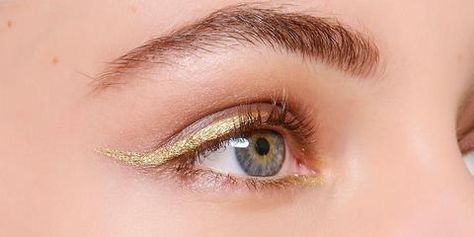 Top 10 Gold Eyeliner Looks and Ideas | Beauty For Real Blog Gold Eye Look, Gold Glitter Eyeliner, Silver Eyeliner, Wallpaper Backgrounds Pc, Gold Eyeliner, Make Up Gold, Gold Makeup Looks, How To Do Eyeliner, Eyeliner Designs