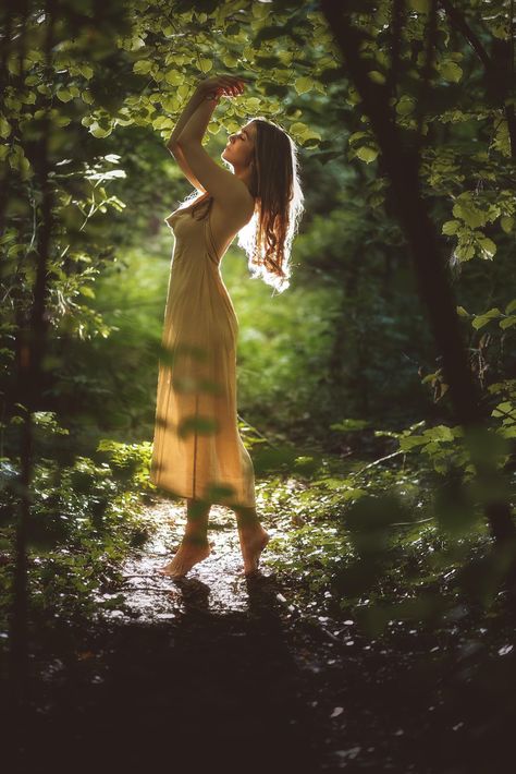 Outdoor Forest Photoshoot, Posing In Nature Photo Ideas, Lantern Photoshoot Ideas, People In Nature Photography, Boho Photography Nature, Forest Photoshoot Woman, Photoshoot Themes Outdoor, Fairytail Photoshoot, Woman In Nature Photography