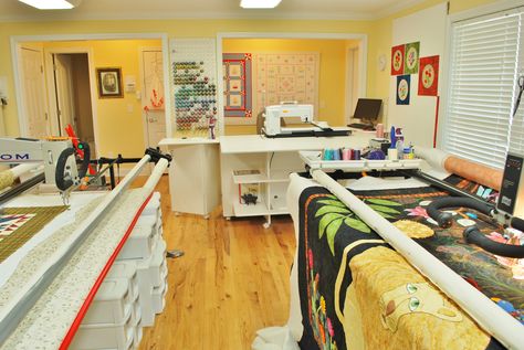 Wow! Studio with two longarms! Quilt Room Organization, Sewing Studio Organization, Quilt Sewing Room, Studio Layout, Sewing Room Storage, Sewing Spaces, Sewing Room Design, Sewing Room Organization, Quilting Room