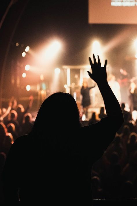 Worshiping God Photography, Aesthetic Worship, Worship Pictures, Worship Images, Leading Worship, Worshipping God, Worshiping God, Christian Concert, Christian Youth