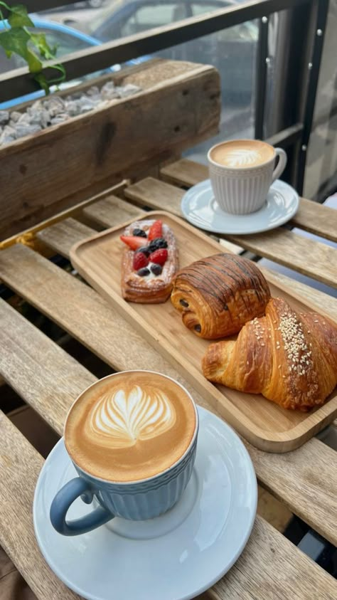 Coffee And Dessert Aesthetic, Coffee Shop Breakfast, Morning Coffee Aesthetic, Satisfying Pics, Coffee And Pastry, Breakfast And Coffee, Café Aesthetic, Cafe Breakfast, Cafe Date