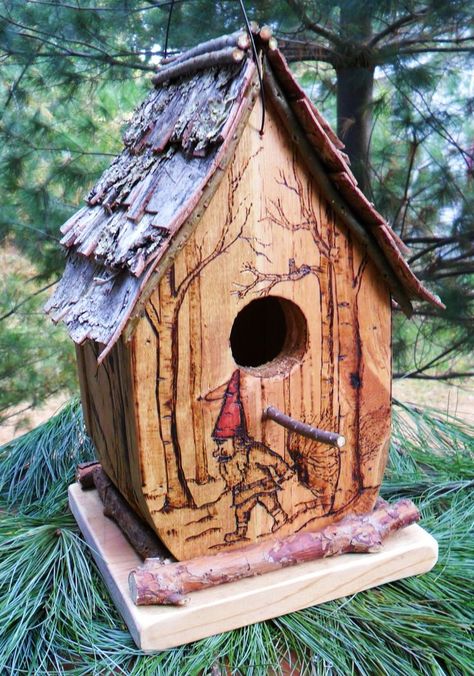 pyrography on bird house Cool Bird Houses, Birdhouses Rustic, Bird House Plans, Bird House Kits, Woodburning Projects, Birdhouse Designs, Wood Burning Crafts, Into The Wood, Bird Houses Diy