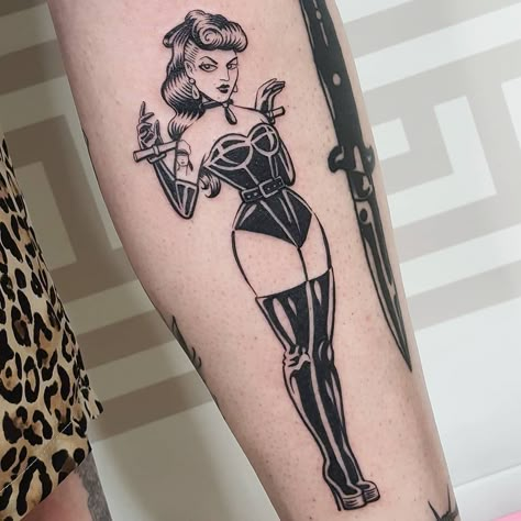 Drag Queen Tattoos on Instagram: “@violetchachki by @wesvaughntattoo. 🖤” Traditional Tattoo Pin Up, Aesthetic Tattoo Ideas, Pin Up Girl Tattoo, Traditional Tattoo Inspiration, Queen Tattoo, Flash Tattoo Designs, Old School Tattoo Designs, Pin Up Tattoos, Tattoo Portfolio