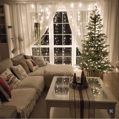 Cozy Christmas Living Room, Christmas Apartment, Aesthetic Living Room, Christmas Decorations Living Room, Christmas Living Rooms, Christmas Bedroom, Christmas Room, Living Room Decor Apartment, A Living Room