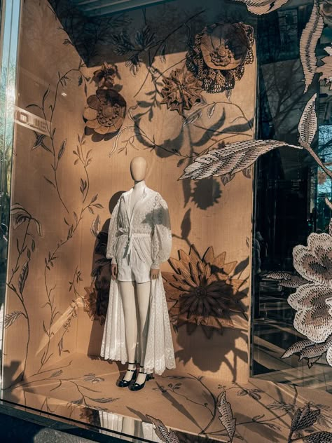 Fashion Display Window, Fashion Store Window Display, Fashion Exhibition Display Ideas, Fashion Exhibition Display, Dior Display, Exhibition Backdrop, Luxury Window Display, Anthropologie Window Display, Autumn Window Display