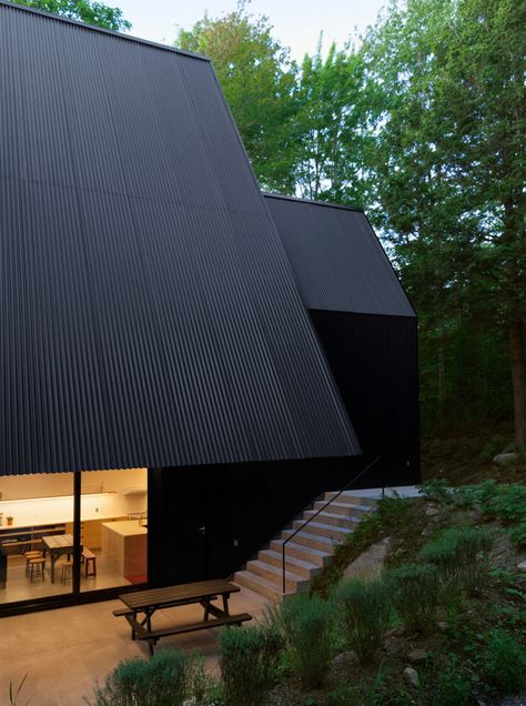 jean verville architecte: FAHOUSE cottage in canada Black Cottage, Contemporary Cabin, Black Houses, Jungle House, Loft House, Amazing Buildings, Modern Cabin, Cabin Fever, Roof Design