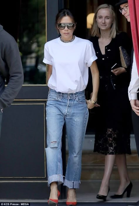 T-shirt Styling Inspiration, How To Style A White Shirt, White Shirt Jeans Outfit, White Tshirt Outfit Women, Tshirt Outfits Women, White Shirt And Jeans Outfit, Japanese Style Dress, White T Shirt Outfit, White Tshirt Outfit