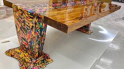 Thousands Of Floating Pencils Make Up This DIY Table | DIY Joy Projects and Crafts Ideas Resin Table Ideas, Floating River, Tabletop Diy, Resin Inspiration, Candy Car, Resin Tables, Diy Joy, Epoxy Projects, Wood Resin Table