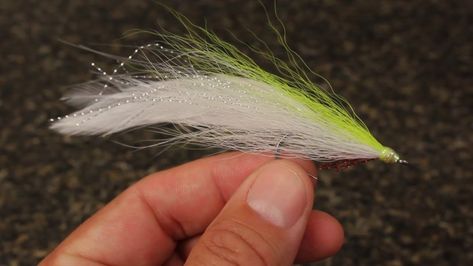 5 Saltwater Flies Everyone Should Know How to Tie - Flylords Mag Beginner Fly Tying, Crappie Fishing Tips, Pike Flies, Fly Fishing Tips, Saltwater Flies, Smallmouth Bass, Fly Box, Shark Fishing, Fly Tying Patterns