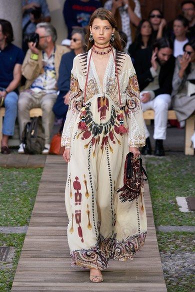 Etro Spring 2020 Ready-to-Wear collection, runway looks, beauty, models, and reviews. Folklore Fashion, Mode Hippie, 2020 Fashion Trends, Catwalk Fashion, Runway Trends, 2020 Fashion, Fashion Weeks, Fashion Show Collection, Fashion 2020