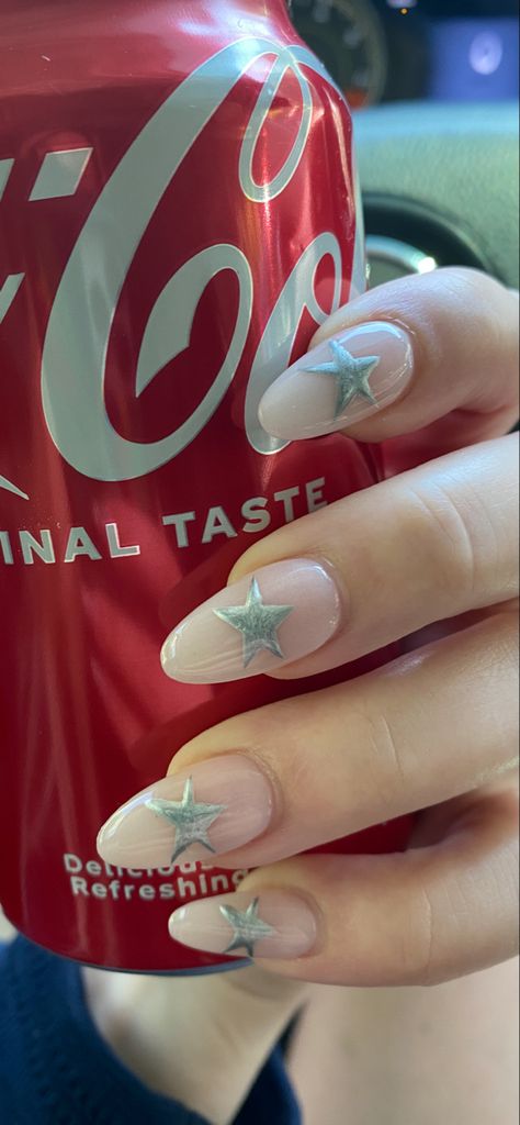 Silver Stars On Nails, White Nails Silver Stars, Star Inspo Nails, Metalic Star Nails, Silver Star Acrylic Nails, White And Silver Star Nails, Y2k Nails Acrylic Stars, Star Silver Nails, Star Summer Nails