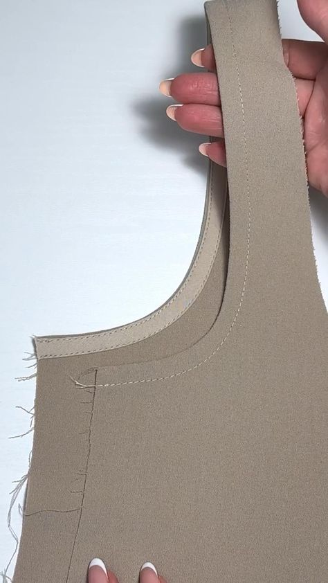 Finish the raw edge with a bias binding, you can use it for armholes, necklines and more. You can use a ready-to-use bias band or make your own. Cut a 4 cm wide strip at 45 degrees, if the fabric is thinner, interface the fabric first and then cut the binding ✂️ . . . #sew #sewsewsew #sewing #sewingproject #sewinglove #sewingtechniques #sewingpattern #pdfpattern #pattern #patterns #patterndesign #patternmaking #patternmaker #howtosew #patterncutting #sewingtutorial #sewingtips #sewinghacks #sewingtutorial Sangria Drink, Hat Business, Clothing Pattern Design, Projek Menjahit, Sewing Machine Basics, Sewing Easy Diy, Sewing Crafts Tutorials, Sewing Tutorials Clothes, Sew Ins