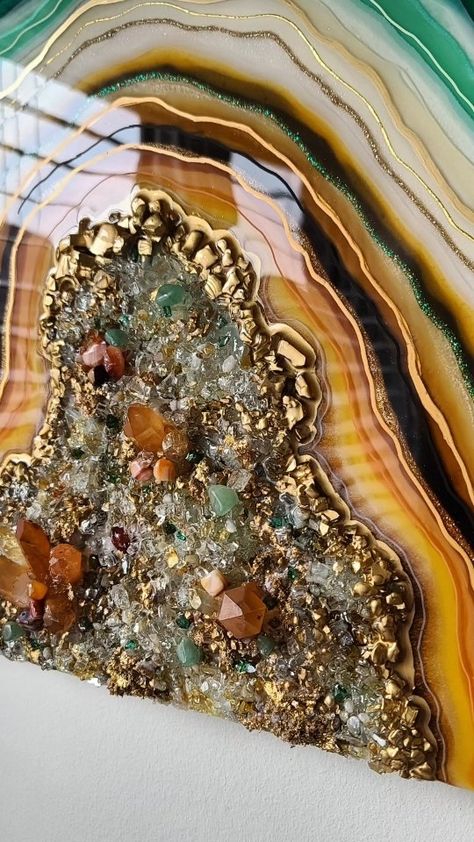 𝐑𝐞𝐬𝐢𝐧 & 𝐀𝐥𝐜𝐨𝐡𝐨𝐥 𝐈𝐧𝐤 𝐀𝐫𝐭𝐢𝐬𝐭 (@artisticallycrafted_) • Photos et vidéos Instagram Geode Crafts, Resins Ideas, Resin Paintings, Resin Geodes, Agate Art, Acrylic Painting Diy, Epoxy Paint, Resin Geode, Liquid Art