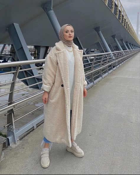 Outfit Trip, Turkish Hijab Style, Outfit London, Modest Winter Outfits, Muslim Evening Dresses, Winter Travel Outfit, Muslim Style, Stylish Hijab, Hijabi Fashion Casual