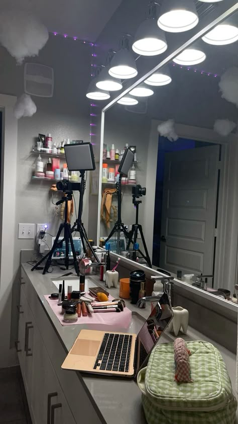 Makeup Vanity And Computer Desk Combo, Content Room, Vlog Tips, Girly Apartments, Luxury Room Bedroom, Dream Apartment Decor, Future Apartment Decor, Pinterest Room Decor, Cute Bedroom Decor