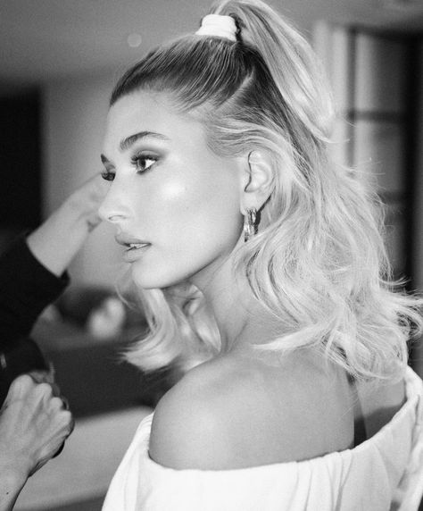 HAILEY BIEBER BALDWIN | GRAZIA Magazine | Hailey Bieber Loves This Needling Device For Perfect Skin Rich Girl Aesthetic Outfit, Hailey Rhode Baldwin, Day Hairstyles, Hailey Baldwin Style, Summer Outfits Minimalist, Second Day Hairstyles, Rich Girl Aesthetic, Second Day, Hailey Baldwin