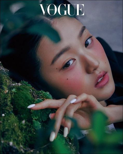 #jangwonyoung #wonyoung #wiz #wizone #izone #kpop #aesthetics Jin Jang, Korean Photoshoot, Jang Wooyoung, Vogue Photoshoot, Kpop Kdrama, Vogue Covers, Photoshoot Concept, Vogue Korea, Vogue Magazine