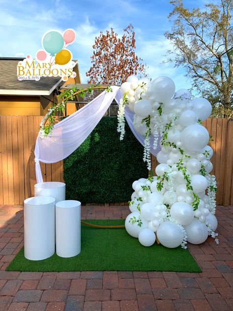 White Balloon Arch Wedding, Ballon Decoration Ideas Creative, Photobooth Balloon Backdrop, Wedding Balloons Decorations, White Balloon And Flower Backdrop, White And Greenery Balloon Arch, Wedding Balloon Circle Arch, Round Backdrop Ideas, 25th Anniversary Decor