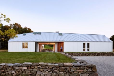 Compass HouseMulmur by Superkul Modern Driveway, Farm Building, White Building, Energy Efficient Homes, Prefab Homes, Modern Exterior, House And Home Magazine, Metal Roof, Architect Design