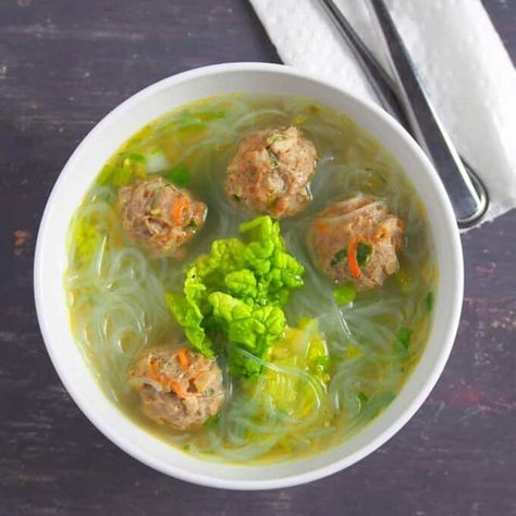 Easy Sotanghon at Bola-Bola Soup - Kawaling Pinoy Picadillo Soup, La Paz Batchoy, Sotanghon Soup, Filipino Soup Recipes, Easy Homemade Soups, Fresh Egg Noodles, Kawaling Pinoy, Reflux Recipes, Cellophane Noodles