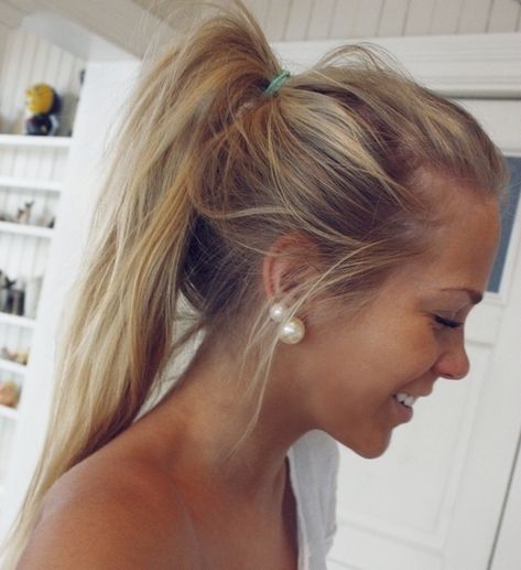 Cute Messy Ponytail for Girls - Easy Hairstyle for Sports - Hairstyles Weekly Hair Color Grey, Ponytail Haircut, Messy High Ponytails, Messy Ponytail Hairstyles, Date Night Hair, Grey Blonde, Pony Tails, Messy Ponytail, Lisa Rinna