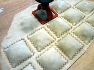 More interested in the ravioli press - very interesting! Simple Vegan Pasta Dough (Raviolis) Vegan Ravioli Dough, Vegan Pasta Dough, Simple Vegan Pasta, Sage Ravioli, Eggless Pasta, Ravioli Recipes, Bread Italian, Ravioli Dough, Vegan Ravioli