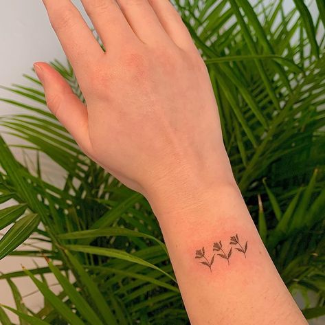 i ♡ SINGLENEEDLE 🌈 #springhathsprung #livelaughlove #contemporarytattooing #qttr Tiny Flower Tattoo, Tiny Flower Tattoos, Charm Tattoo, La Tattoo, Single Needle Tattoo, Spring Hats, Collar Bone Tattoo, Book Tattoo, Diy Charm Bracelet