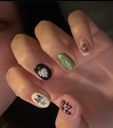 IG :: @/ashleys.img The Last Of Us Nails Art, Guitarist Nails, Natural Gel Nails, Punk Nails, Grunge Nails, Pretty Gel Nails, Star Nails, Upcycle Projects, Us Nails