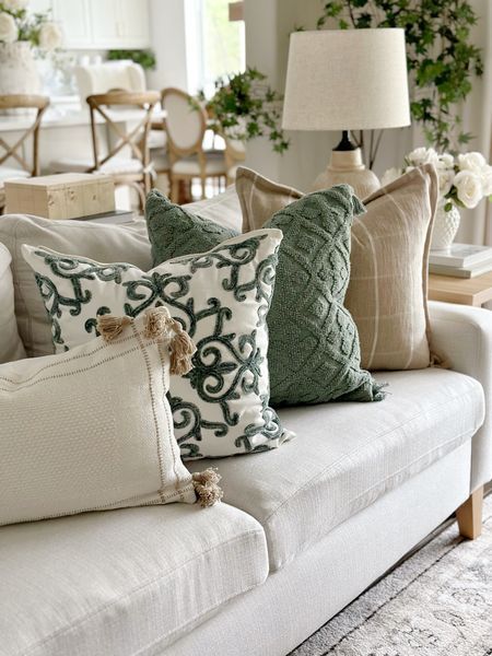 Green Pillows Living Room, Koti Diy, Green Living Room Decor, My Texas House, Beige Living Rooms, Texas House, Bantal Sofa, Living Room Green, Green Pillows