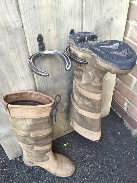 Horse Tack Rooms, Boot Holder, Koti Diy, Horseshoe Projects, Boot Rack, Boot Storage, Horseshoe Crafts, Horseshoe Art, Dream Barn