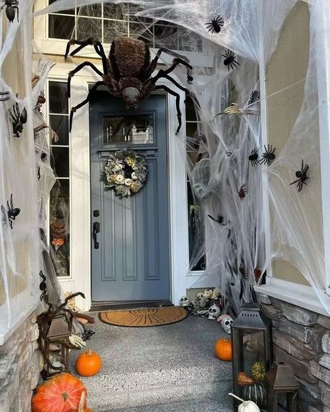 Halloween Door Entrance Decor, Spider Halloween Decorations Outdoor, Halloween Home Decor Outdoor, Door Halloween Decorations, Entrada Halloween, Porche Halloween, Chic Halloween Decor, Scary Halloween Decorations Outdoor, Halloween Decor Diy