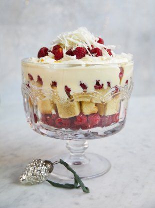 Cubes of Madeira cake soaked in Gran Marnier and topped with raspberries, white chocolate and silky, homemade custard. Triffle Desserts Vegan, Vegan Gluten Free Trifle, Vegan Xmas Dessert, Vegan Trifle Desserts, Vegan Christmas Food, Vegan Trifle Recipe, British Trifle, Vegan Trifle, Vegan Puddings