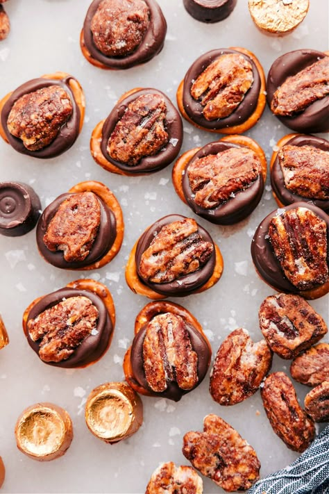 Rolo Pretzel Turtles Christmas Sweet And Salty Snacks, Pecan Rolo Pretzel Recipe, Pretzel Turtles Rolo, Rolo Pretzels Christmas, Rolos Pretzels, Pretzel Rolo Pecan, Rollo Pretzels, Pretzels Rolos, Christmas Snack Gifts