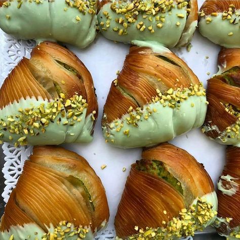 My mouth is watering. I want these #sfogliatelle for Breakfast. They are artisan traditional pastries filled wth #pistachio from Bronte (Sicily). Bronte is a town in Sicily famous for it's top quality pistachio. Sfogliatelle Recipe, How To Make Ravioli, Pistachio Dessert, Pistachio Recipes, Italian Bakery, Bakery Food, Italian Breakfast, Italian Pastries, Ravioli Recipe