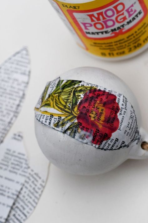 decoupage bauble and mod podge with dictionary paper Diy Dictionary, Decoupage Baubles, Diy Decoupage Christmas Ornaments, Decoupage Ornaments, Make An Advent Calendar, Cactus Pictures, Timeless Christmas, Christmas Decoupage, Decoupage Glue